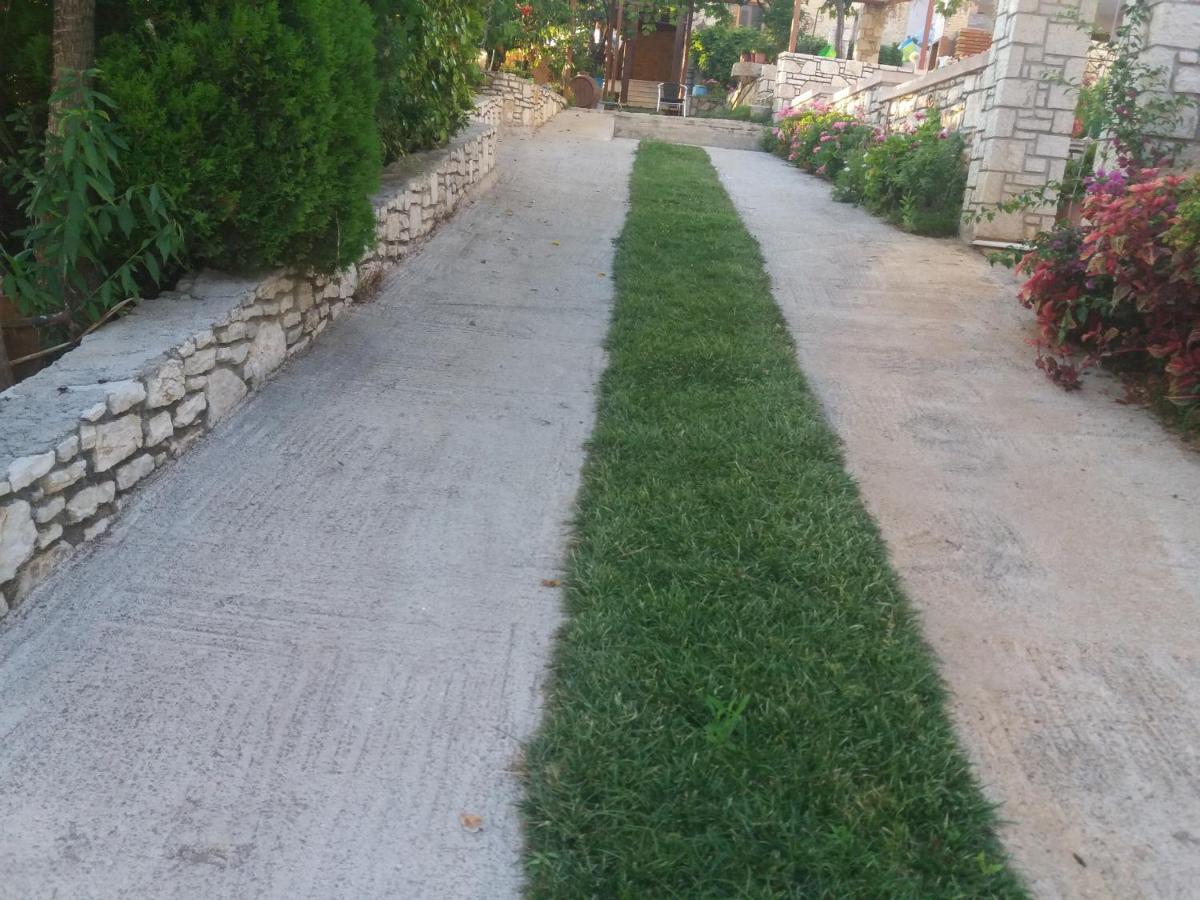 Spyridoula'S Guest House Himare Bagian luar foto
